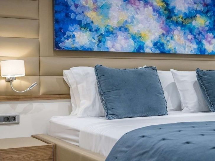 DEEP WATER Custom 39 m master cabin bed DEEP WATER Custom 39 m master cabin bed