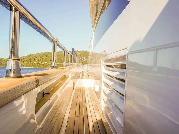 KUUM San Lorenzo 75 side walkway KUUM San Lorenzo 75 side walkway