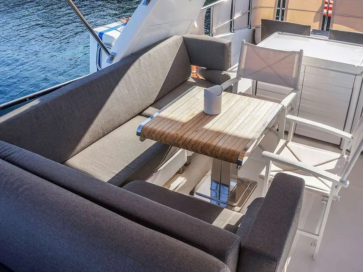 KUUM San Lorenzo 75 flybridge seating area KUUM San Lorenzo 75 flybridge seating area