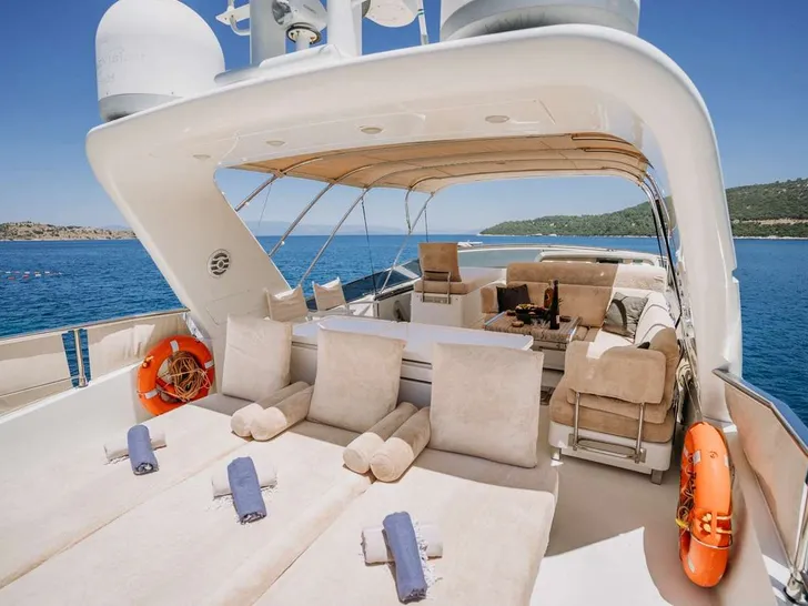 KUUM Sanlorenzo 75 - flybridge sunbathing area KUUM Sanlorenzo 75 - flybridge sunbathing area