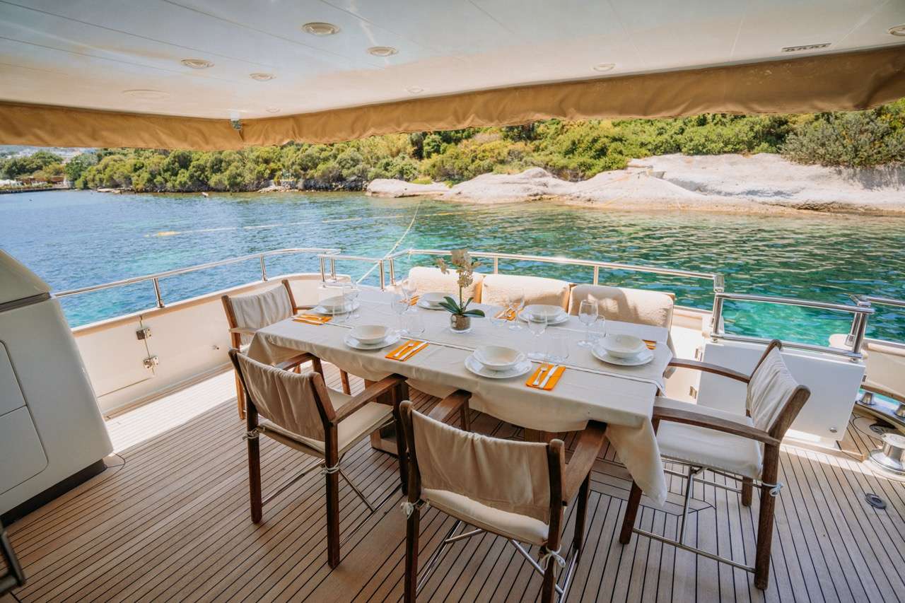 KUUM Sanlorenzo 75 - aft deck alfresco dining area