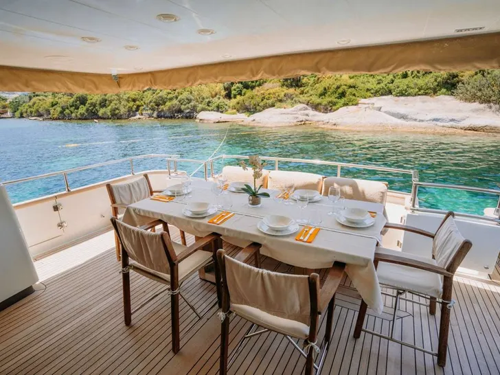 KUUM Sanlorenzo 75 - aft deck alfresco dining area KUUM Sanlorenzo 75 - aft deck alfresco dining area