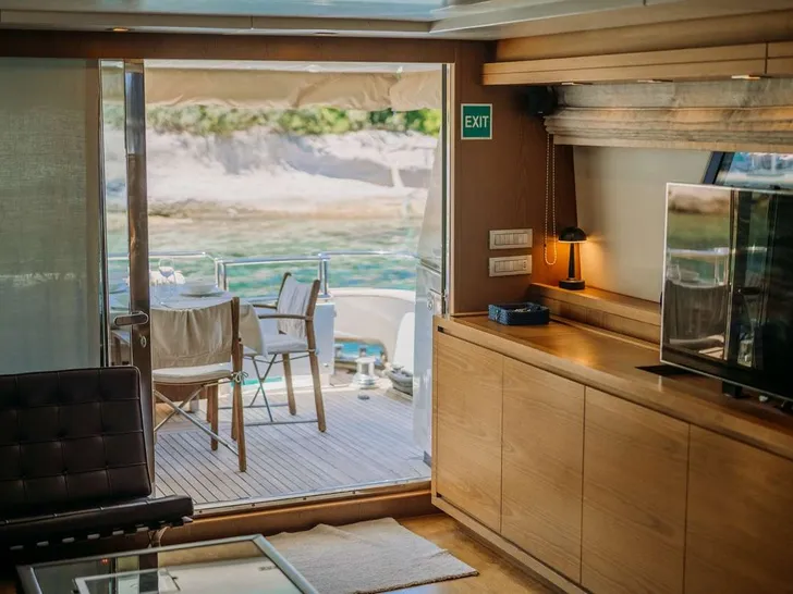 KUUM Sanlorenzo 75 - saloon entrance KUUM Sanlorenzo 75 - saloon entrance