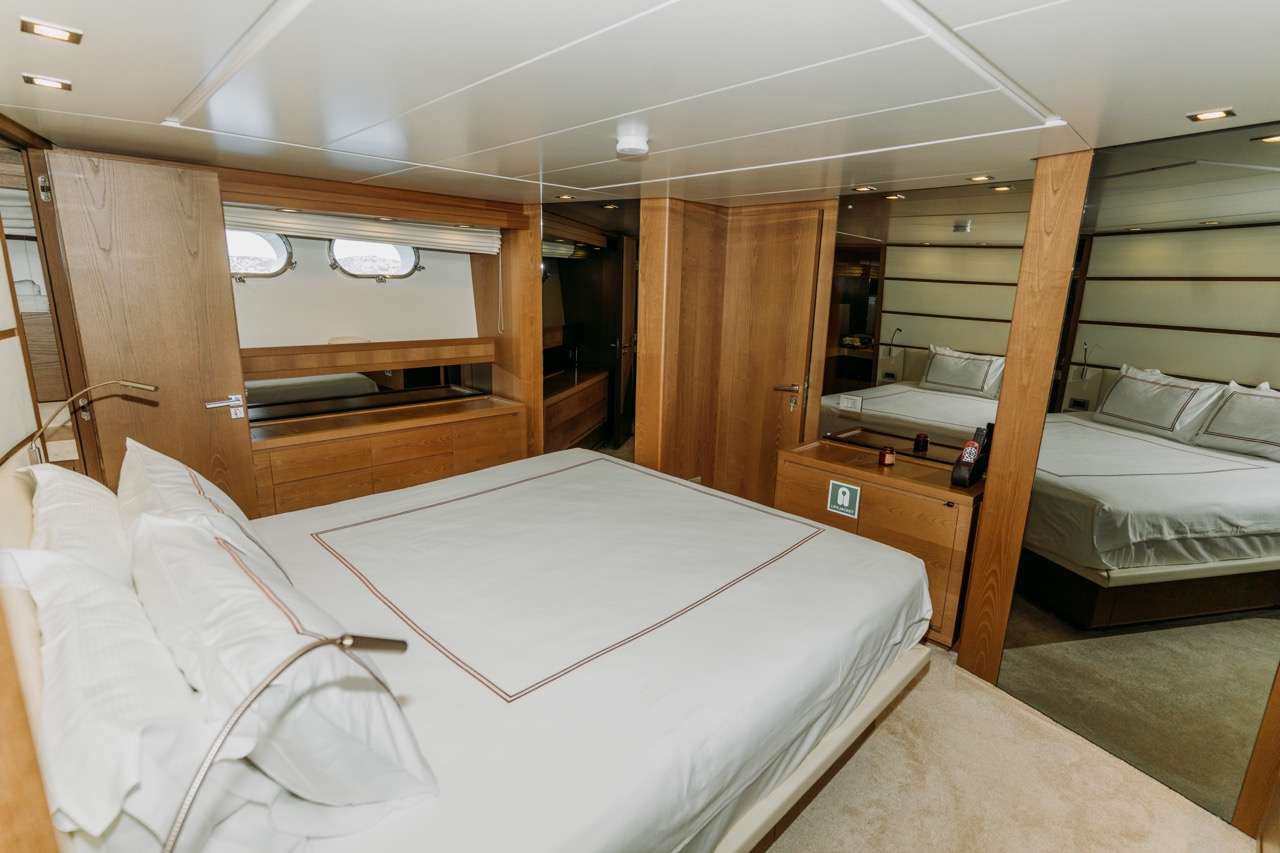 KUUM Sanlorenzo 75 - master cabin bed