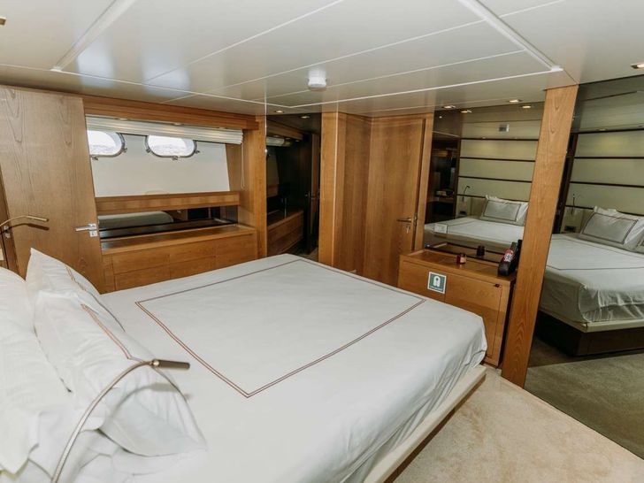 KUUM Sanlorenzo 75 - master cabin bed KUUM Sanlorenzo 75 - master cabin bed