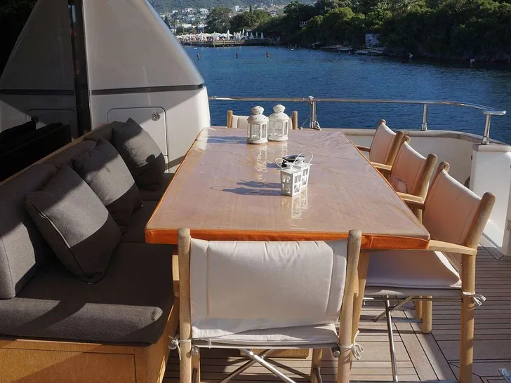 KUUM San Lorenzo 75 aft alfresco dining area KUUM San Lorenzo 75 aft alfresco dining area
