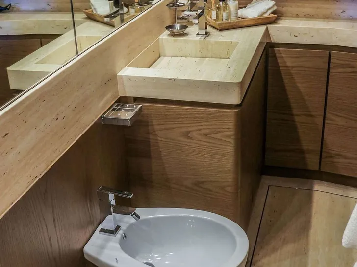 KUUM San Lorenzo 75 cabin bathroom KUUM San Lorenzo 75 cabin bathroom