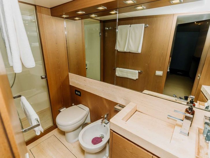 KUUM Sanlorenzo 75 - master cabin bathroom KUUM Sanlorenzo 75 - master cabin bathroom