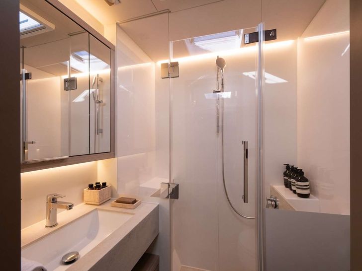 HAPPY Lagoon 55 - master cabin bathroom HAPPY Lagoon 55 - master cabin bathroom