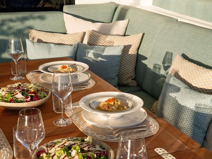 HAPPY Lagoon 55 - alfresco dining set up HAPPY Lagoon 55 - alfresco dining set up