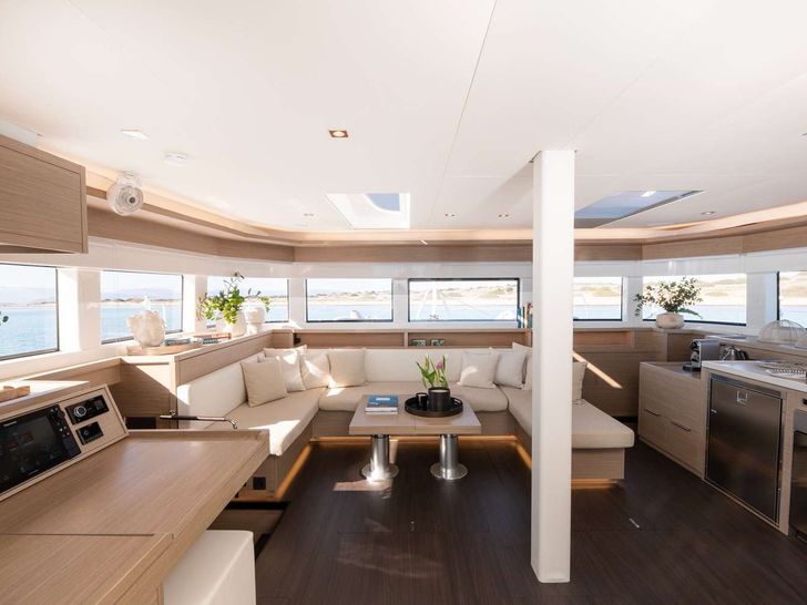 HAPPY Lagoon 55 - saloon HAPPY Lagoon 55 - saloon