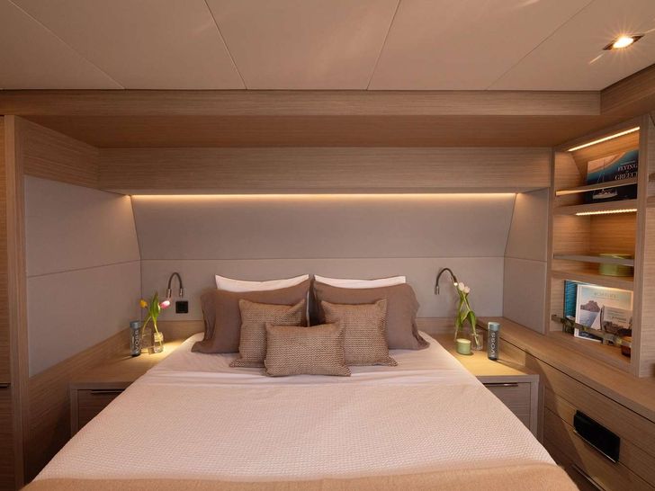 HAPPY Lagoon 55 - master cabin bed HAPPY Lagoon 55 - master cabin bed