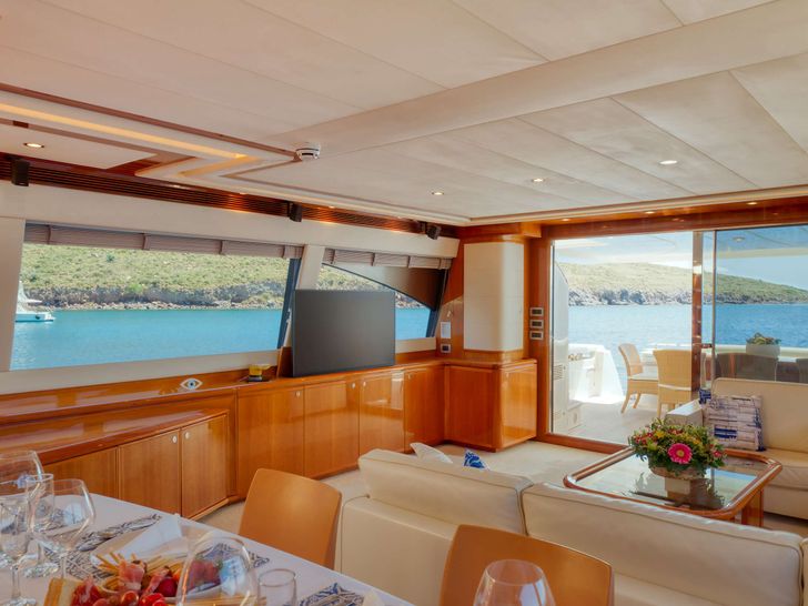 LIDIA Ferretti 830 - saloon TV LIDIA Ferretti 830 - saloon TV