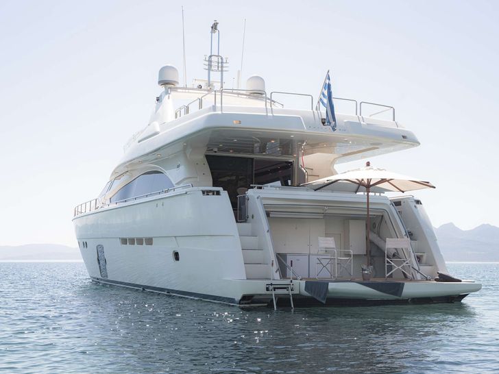 LIDIA Ferretti 830 - aft shot anchored LIDIA Ferretti 830 - aft shot anchored