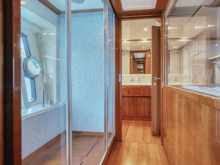 LIDIA Ferretti 830 - master cabin bathroom LIDIA Ferretti 830 - master cabin bathroom