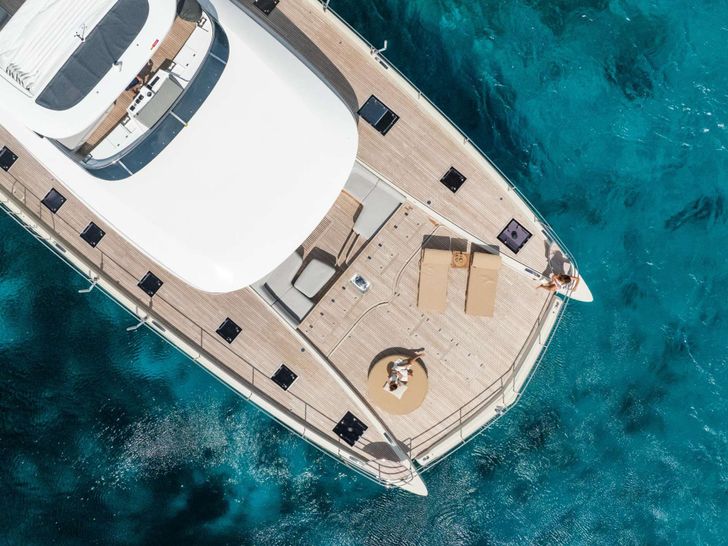 SIETE MARES Lagoon Seventy 8 - Sundeck and Flybridge SIETE MARES Lagoon Seventy 8 - Sundeck and Flybridge