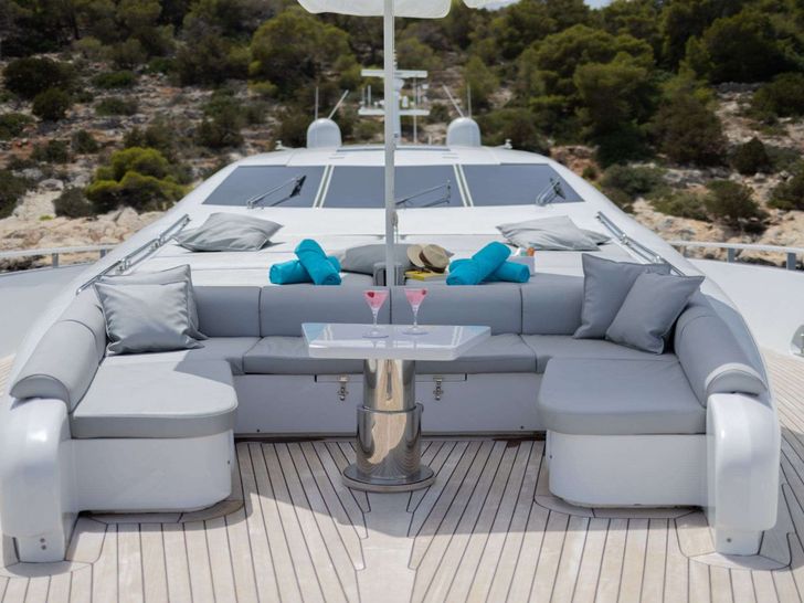 MAC Italcraft 105 - foredeck lounge and bronzing area MAC Italcraft 105 - foredeck lounge and bronzing area