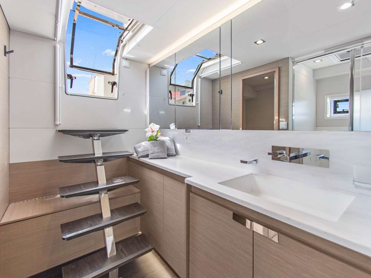 OHANA Fountaine Pajot Samana 59 - master cabin bathroom OHANA Fountaine Pajot Samana 59 - master cabin bathroom