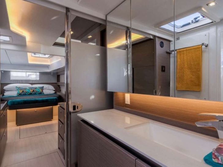 WIND DANCER Robertson and Caine 50 - VIP cabin bathroom WIND DANCER Robertson and Caine 50 - VIP cabin bathroom