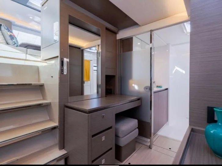 WIND DANCER Robertson and Caine 50 - master cabin vanity unit WIND DANCER Robertson and Caine 50 - master cabin vanity unit