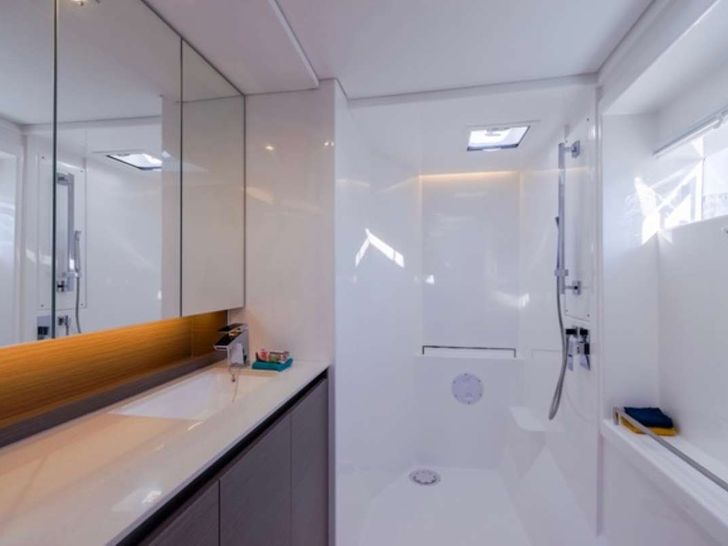 WIND DANCER Robertson and Caine 50 - master cabin bathroom WIND DANCER Robertson and Caine 50 - master cabin bathroom