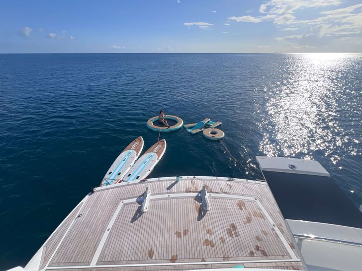 ACCIDENTAL SUCCESS II Sunseeker 95 - swimming platform with the water toys ACCIDENTAL SUCCESS II Sunseeker 95 - swimming platform with the water toys