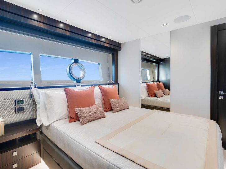 ACCIDENTAL SUCCESS II Sunseeker 95 - master cabin bed ACCIDENTAL SUCCESS II Sunseeker 95 - master cabin bed