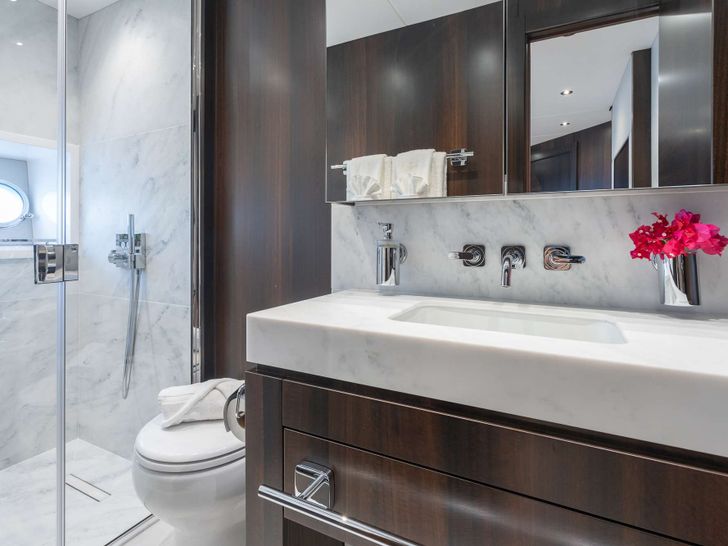 ACCIDENTAL SUCCESS II Sunseeker 95 - master cabin bathroom ACCIDENTAL SUCCESS II Sunseeker 95 - master cabin bathroom