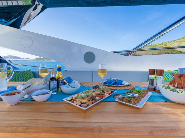 ACCIDENTAL SUCCESS II Sunseeker 95 - alfresco dining set up ACCIDENTAL SUCCESS II Sunseeker 95 - alfresco dining set up