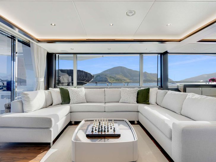 ACCIDENTAL SUCCESS II Sunseeker 95 - saloon lounge ACCIDENTAL SUCCESS II Sunseeker 95 - saloon lounge