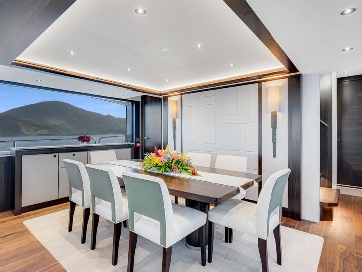 ACCIDENTAL SUCCESS II Sunseeker 95 - indoor dining area ACCIDENTAL SUCCESS II Sunseeker 95 - indoor dining area