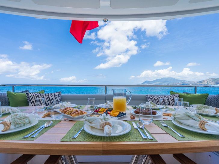 ACCIDENTAL SUCCESS II Sunseeker 95 - alfresco dining ACCIDENTAL SUCCESS II Sunseeker 95 - alfresco dining