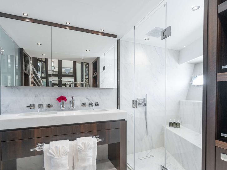 ACCIDENTAL SUCCESS II Sunseeker 95 - VIP cabin bathroom ACCIDENTAL SUCCESS II Sunseeker 95 - VIP cabin bathroom