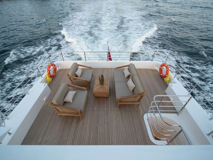 BLUESTONE Gulf Craft Majesty Nomad 101 - aft seating BLUESTONE Gulf Craft Majesty Nomad 101 - aft seating