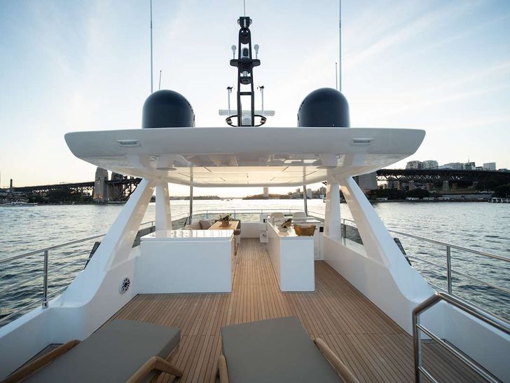 BLUESTONE Gulf Craft Majesty Nomad 101 - flybridge BLUESTONE Gulf Craft Majesty Nomad 101 - flybridge