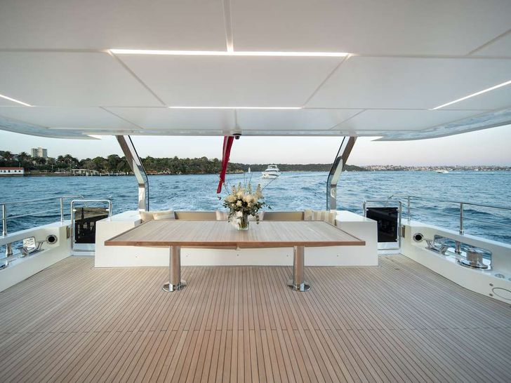 BLUESTONE Gulf Craft Majesty Nomad 101 - aft deck dining BLUESTONE Gulf Craft Majesty Nomad 101 - aft deck dining