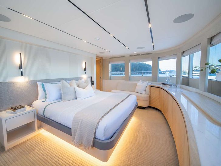 BLUESTONE Gulf Craft Majesty Nomad 101 - master cabin BLUESTONE Gulf Craft Majesty Nomad 101 - master cabin