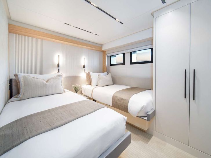 BLUESTONE Gulf Craft Majesty Nomad 101 - twin cabin BLUESTONE Gulf Craft Majesty Nomad 101 - twin cabin