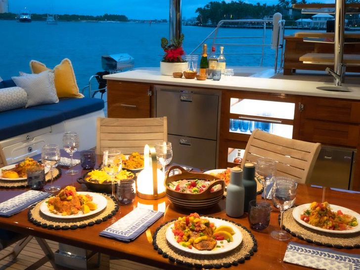 ANDROMEDA Lagoon 620 - alfresco dining ANDROMEDA Lagoon 620 - alfresco dining