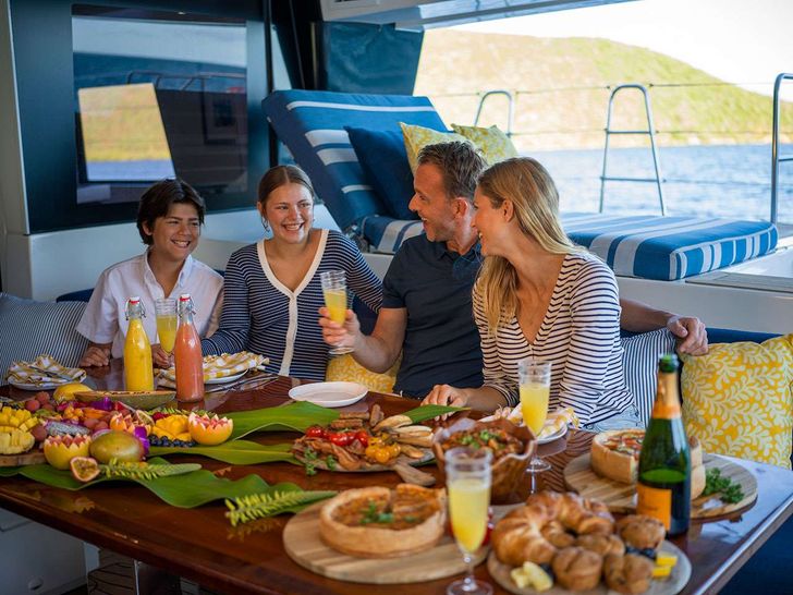 ANDROMEDA Lagoon 620 - guests dining ANDROMEDA Lagoon 620 - guests dining