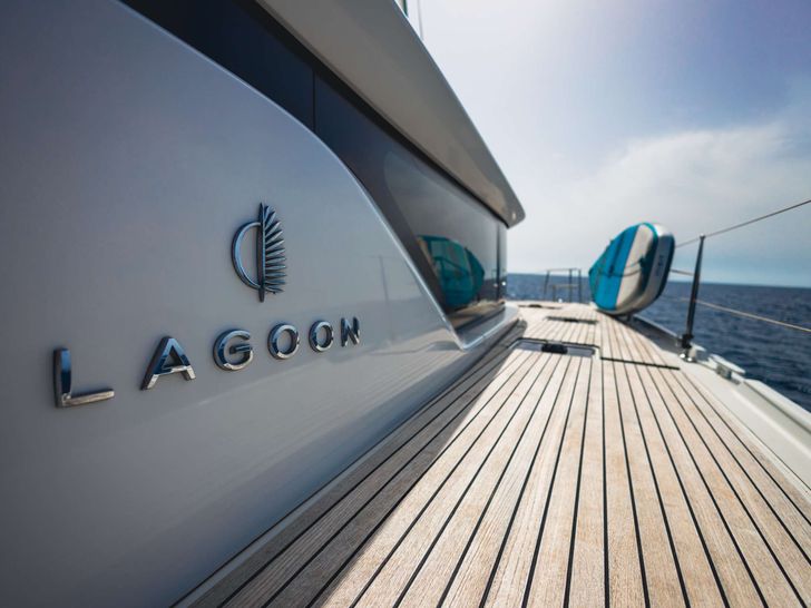 MONDANGO Lagoon 46 - side walkway MONDANGO Lagoon 46 - side walkway