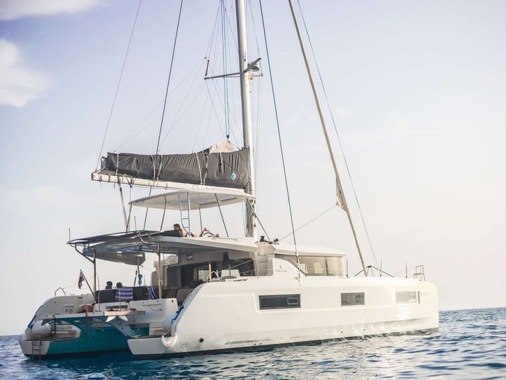 MONDANGO Lagoon 46 - side profile MONDANGO Lagoon 46 - side profile