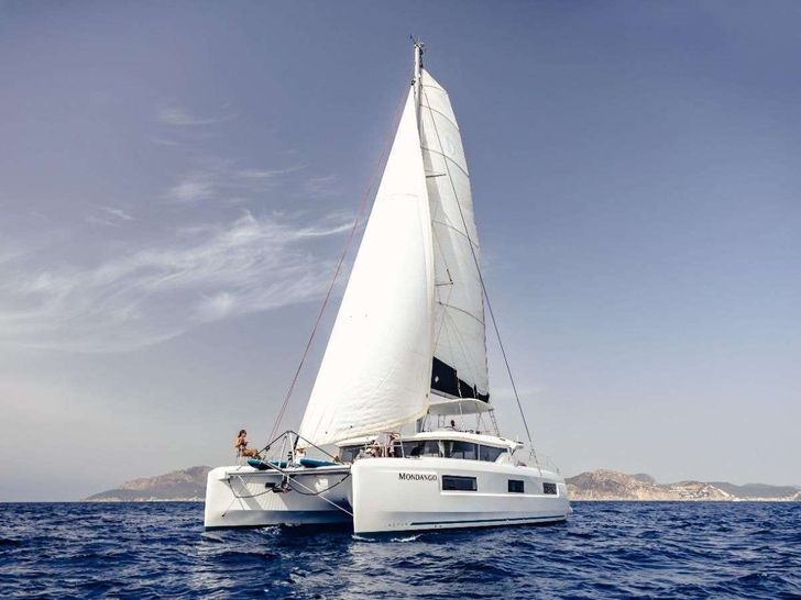 MONDANGO Lagoon 46 - crusing bow view MONDANGO Lagoon 46 - crusing bow view