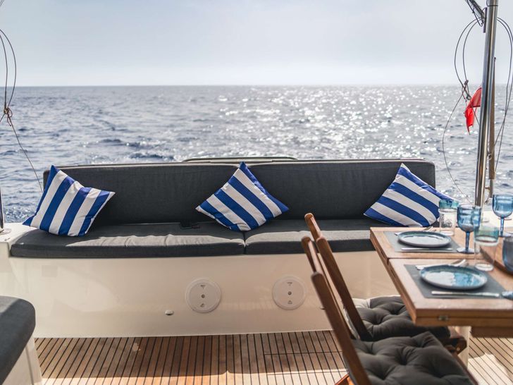 MONDANGO Lagoon 46 - aft deck MONDANGO Lagoon 46 - aft deck