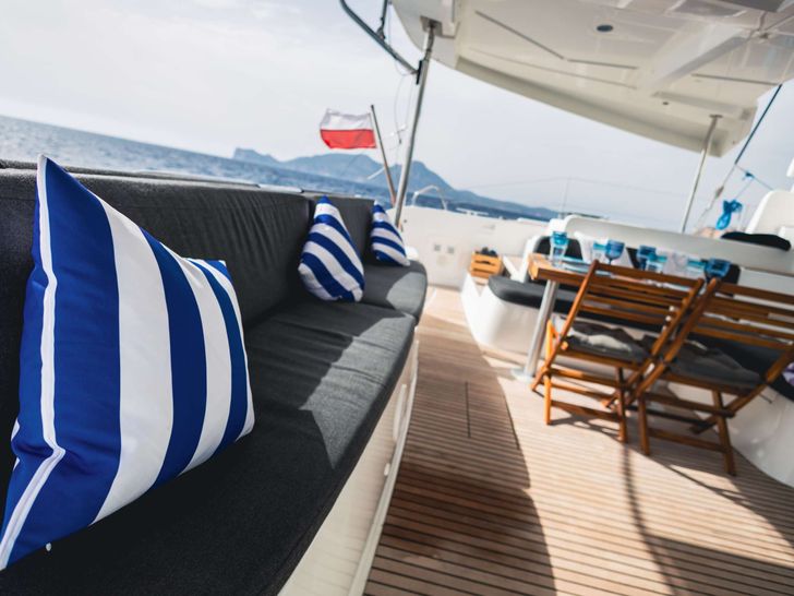 MONDANGO Lagoon 46 - aft deck seating MONDANGO Lagoon 46 - aft deck seating