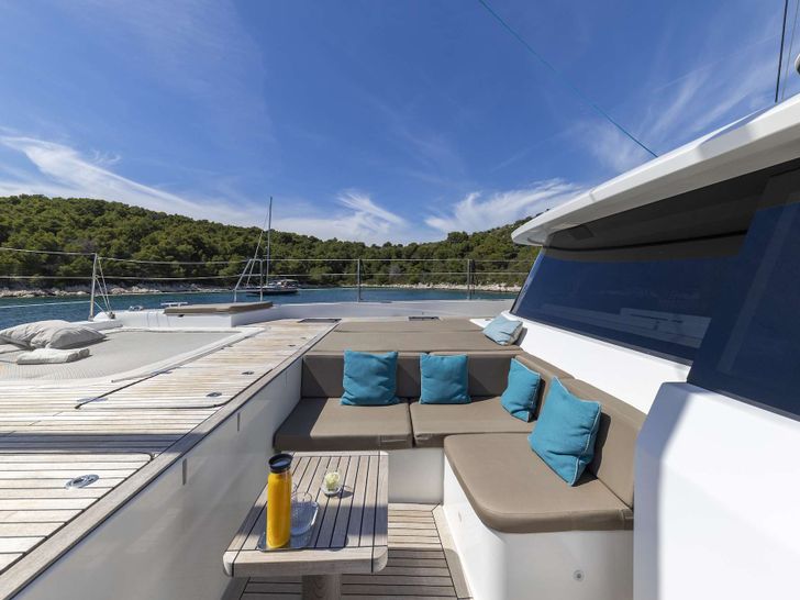 SINATA Sunreef 60 - foredeck lounge SINATA Sunreef 60 - foredeck lounge