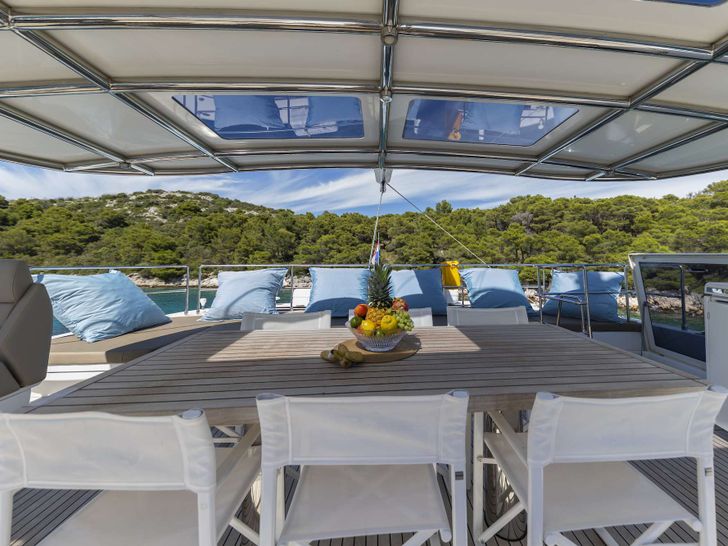 SINATA Sunreef 60 - flybridge dining area SINATA Sunreef 60 - flybridge dining area