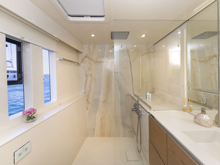 SINATA Sunreef 60 - cabin 1 bathroom SINATA Sunreef 60 - cabin 1 bathroom