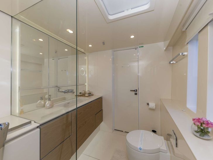 SINATA Sunreef 60 - cabin 1 bathroom other angle SINATA Sunreef 60 - cabin 1 bathroom other angle