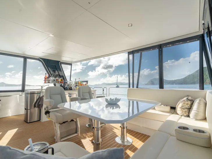 FOREVER YOUNG Two Oceans 555 - Flybridge Seating FOREVER YOUNG Two Oceans 555 - Flybridge Seating